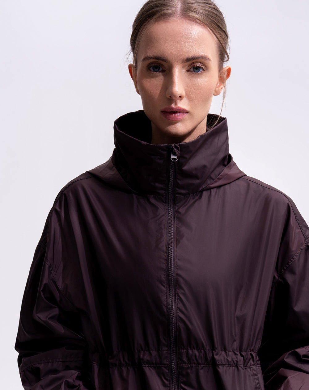 Chaqueta rompevientos oversize vinotinto mujer