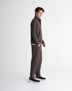 Pantalón confort regular café hombre