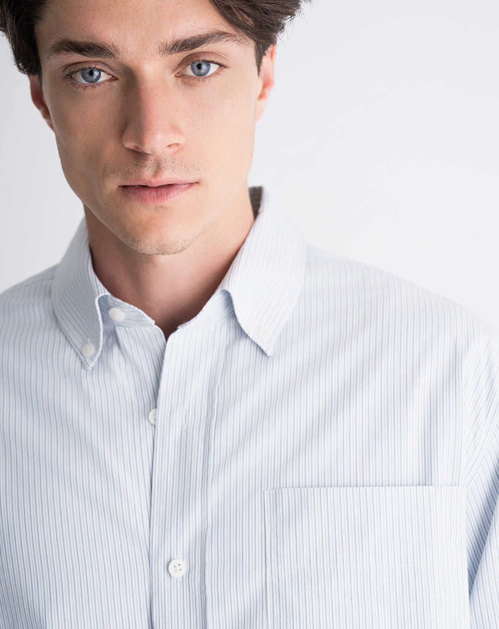 Camisa relaxed fit manga larga blanca con rayas