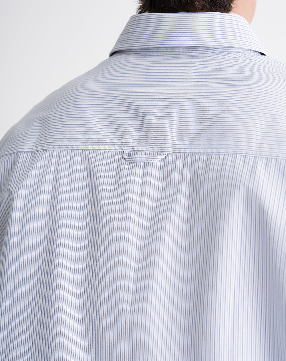 Camisa relaxed fit manga larga blanca con rayas