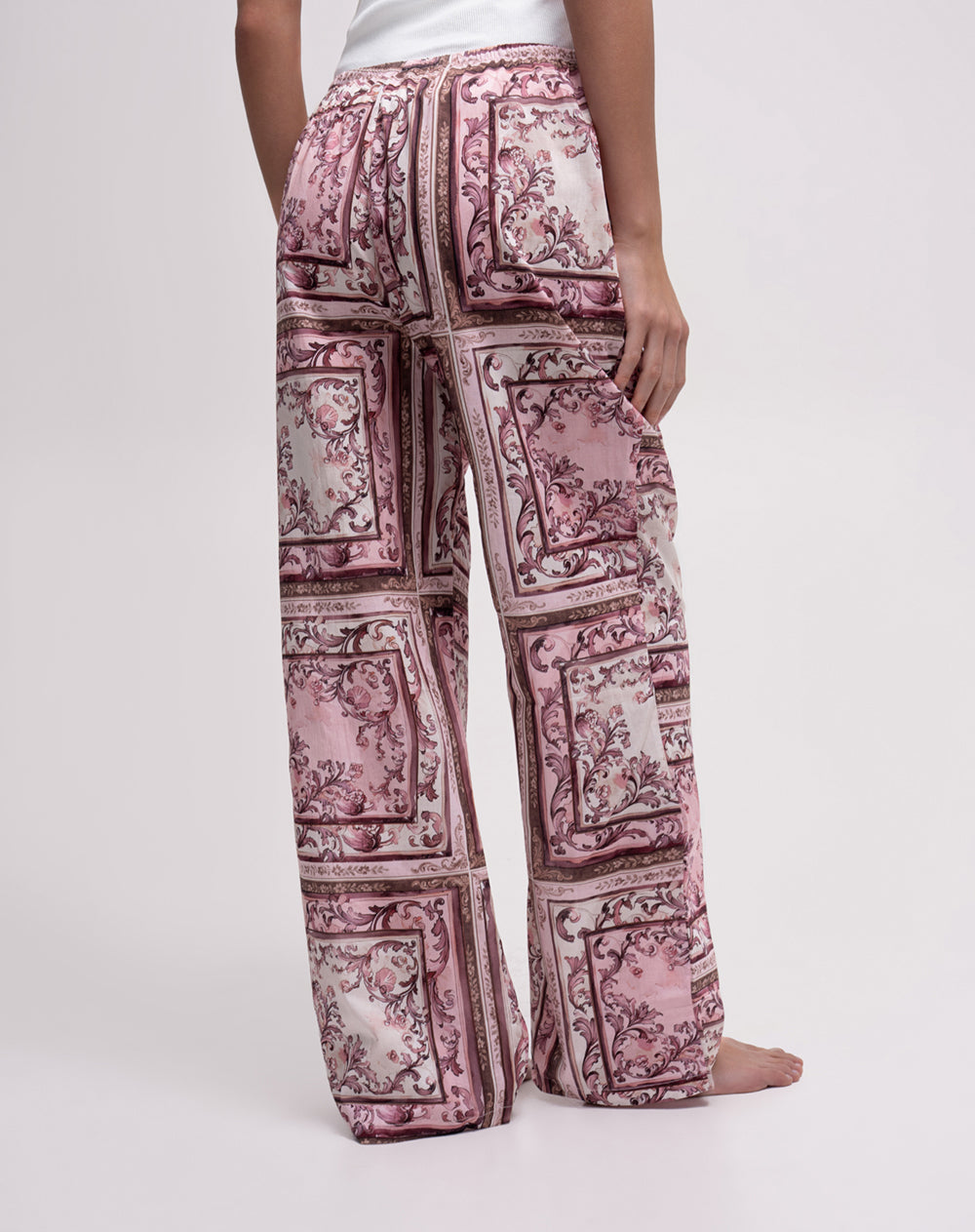 Pantalón relaxed fit tiro alto uva estampado