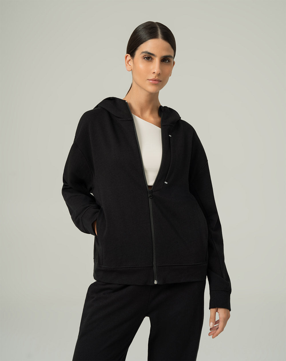 Chaqueta algodón sostenible con capucha negra para mujer