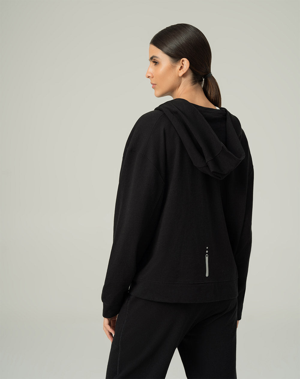 Chaqueta algodón sostenible con capucha negra para mujer