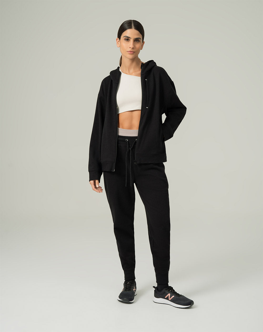 Chaqueta algodón sostenible con capucha negra para mujer
