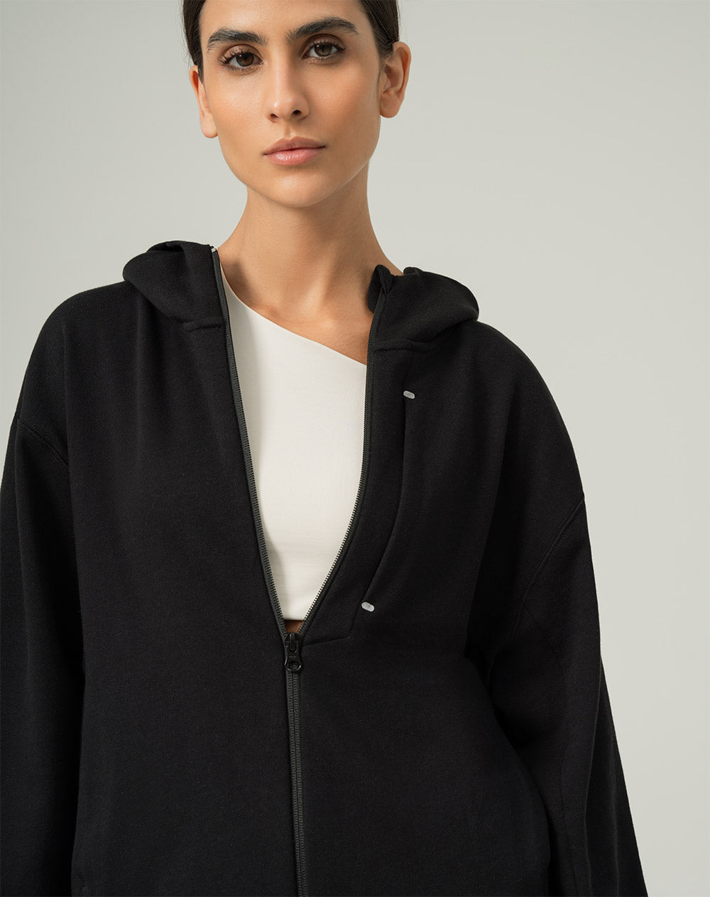 Chaqueta algodón sostenible con capucha negra para mujer