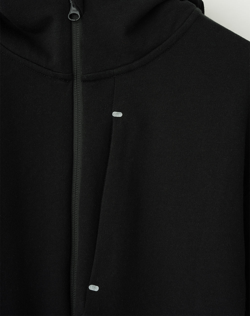Chaqueta algodón sostenible con capucha negra para mujer