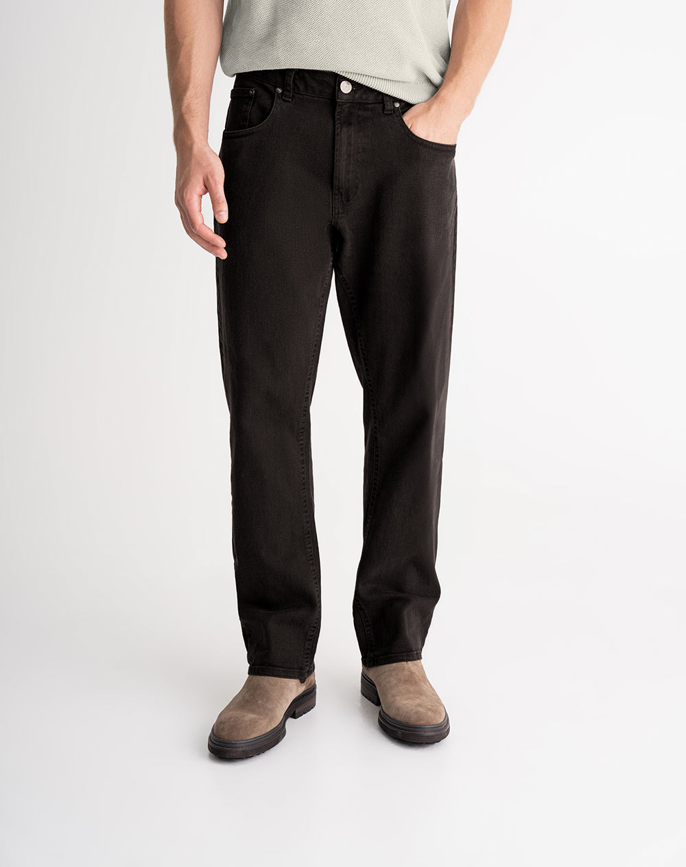Jean tapered café hombre