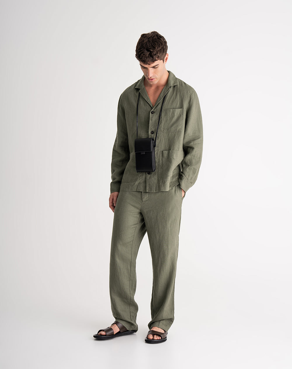 Pantalón regular fit tiro medio en lino verde