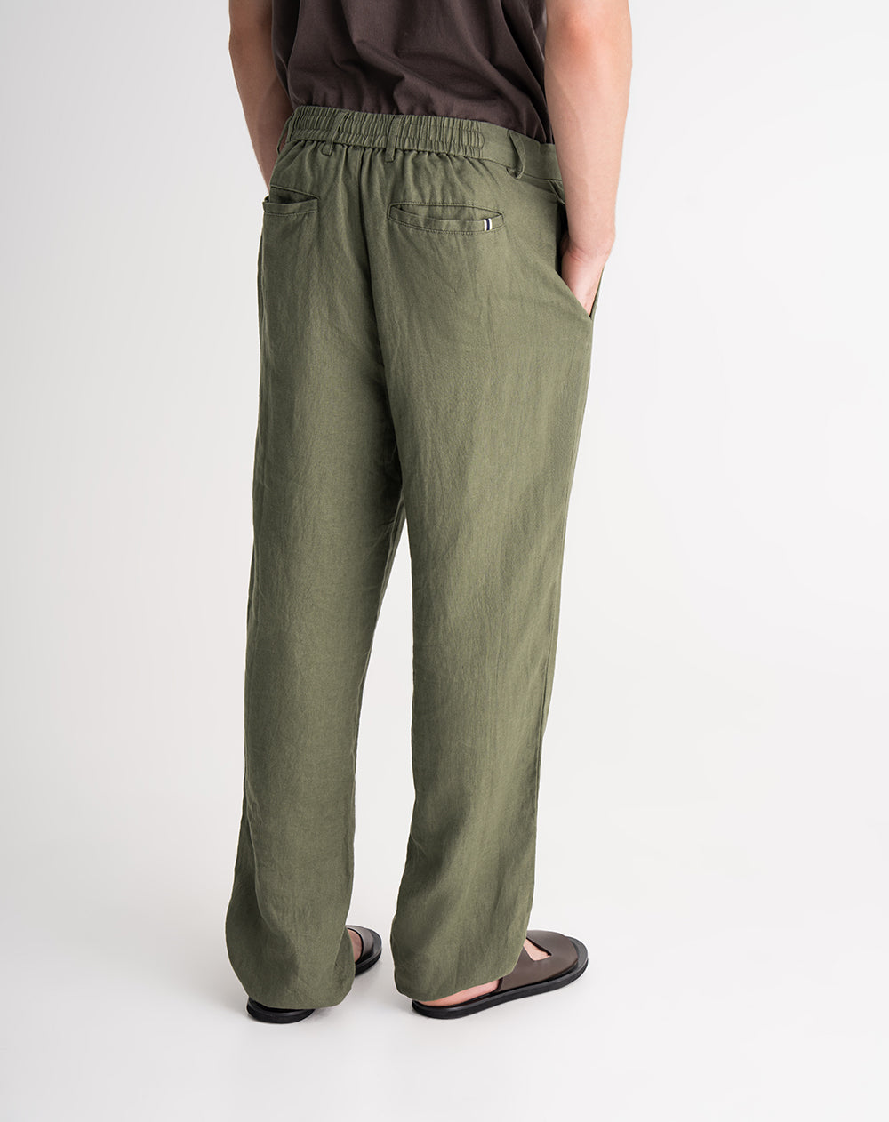 Pantalón regular fit tiro medio en lino verde