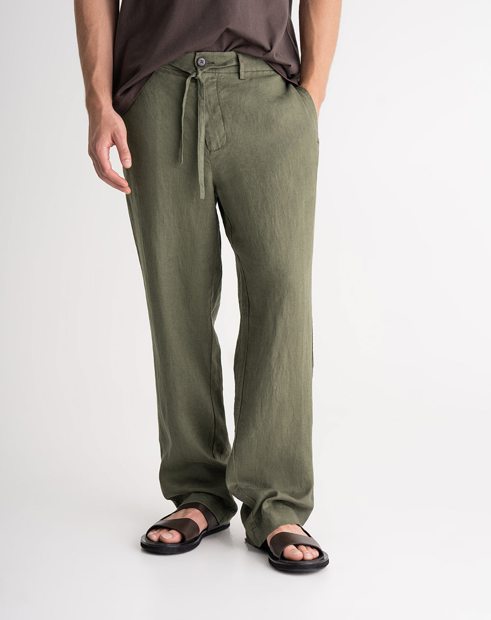 Pantalón regular fit tiro medio en lino verde