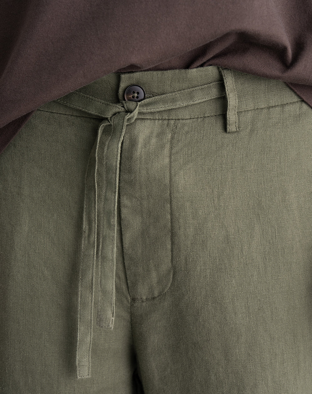 Pantalón regular fit tiro medio en lino verde