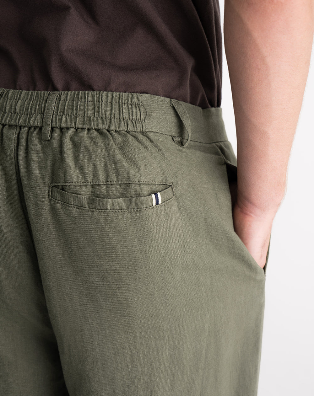 Pantalón regular fit tiro medio en lino verde