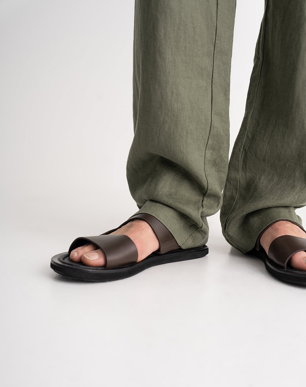 Pantalón regular fit tiro medio en lino verde