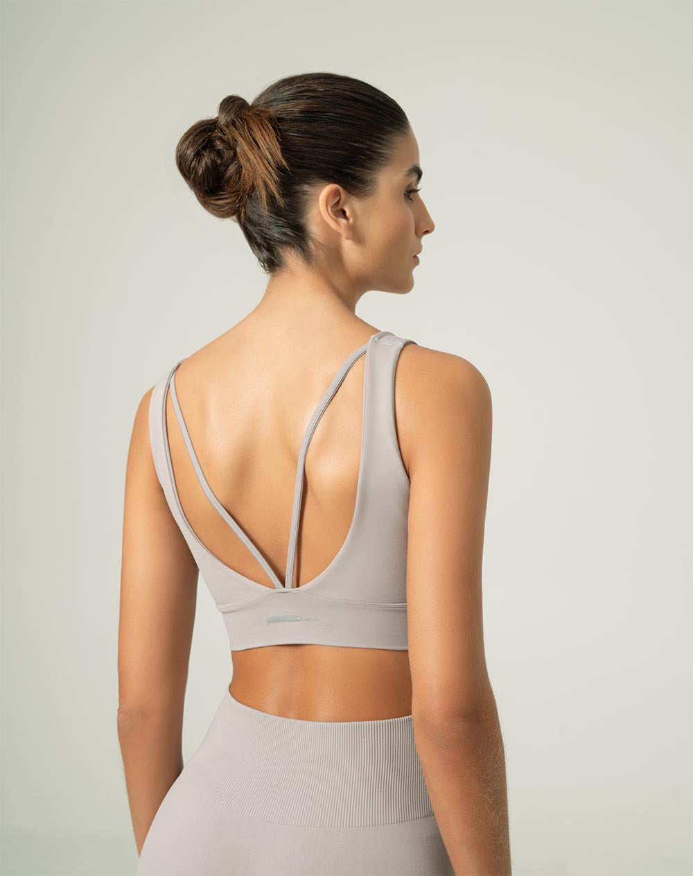Top deportivo soporte medio seamless sin costura taupe