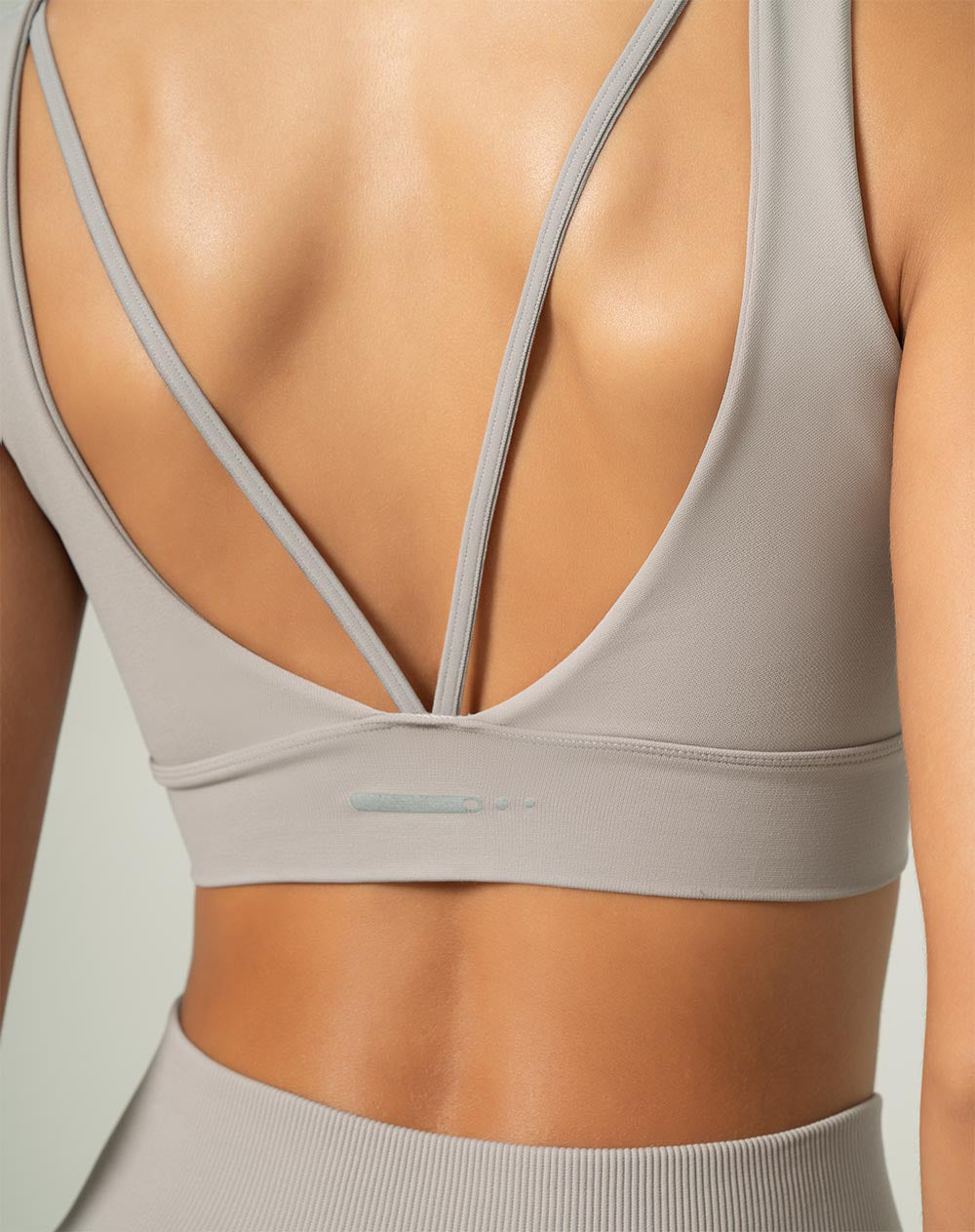 Top deportivo soporte medio seamless sin costura taupe