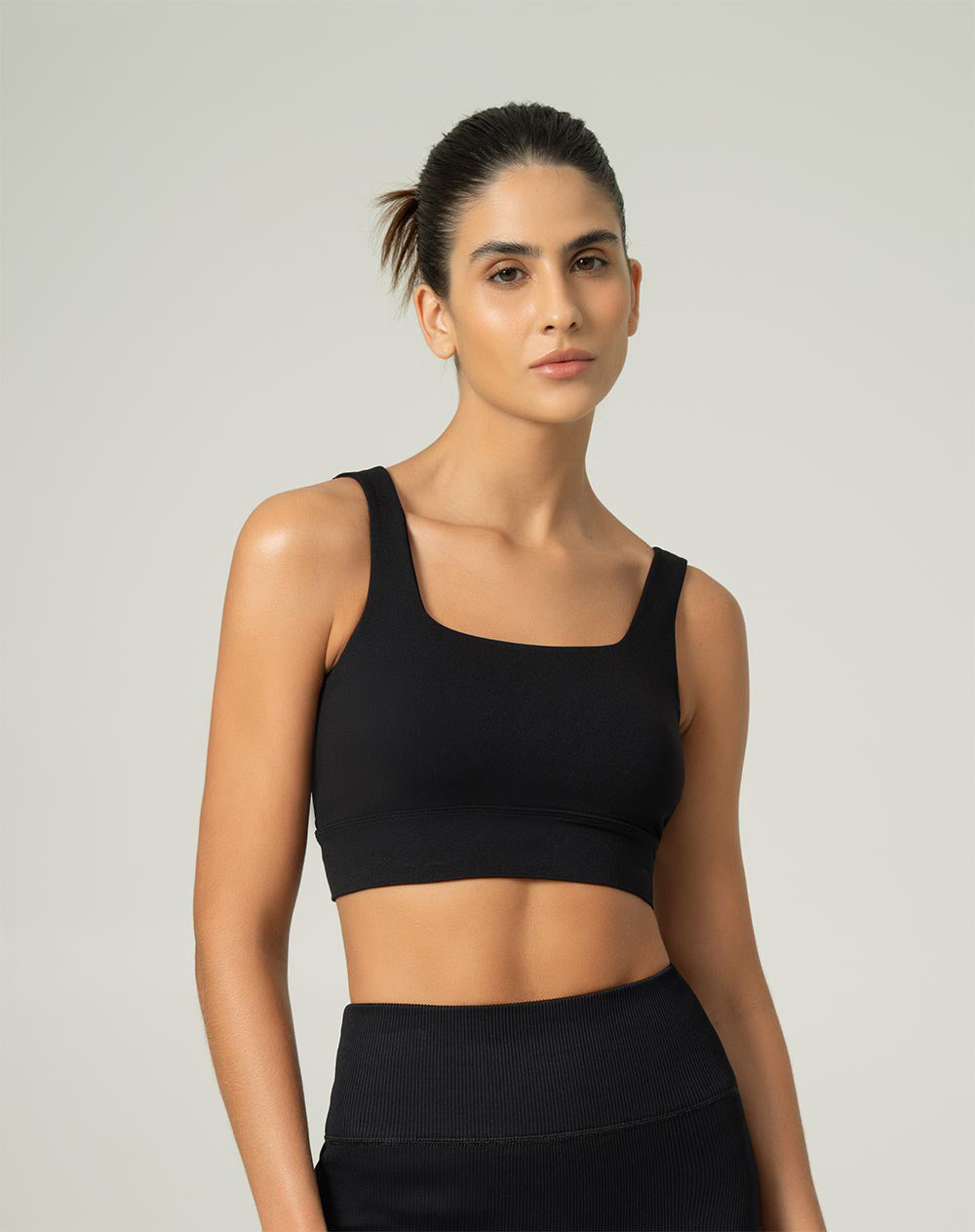 Top deportivo soporte medio seamless sin costura negro