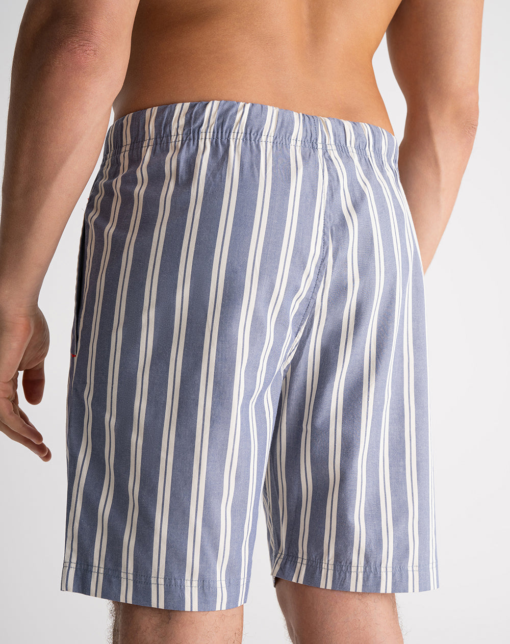 Bermuda regular fit azul con rayas