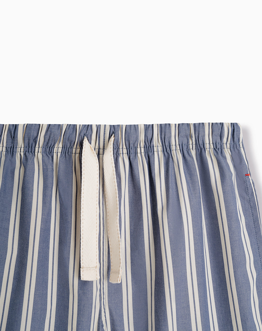 Bermuda regular fit azul con rayas