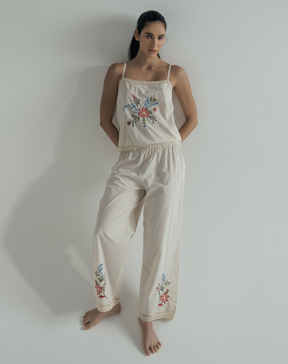 Pantalón relaxed bordado tiro alto avena mujer