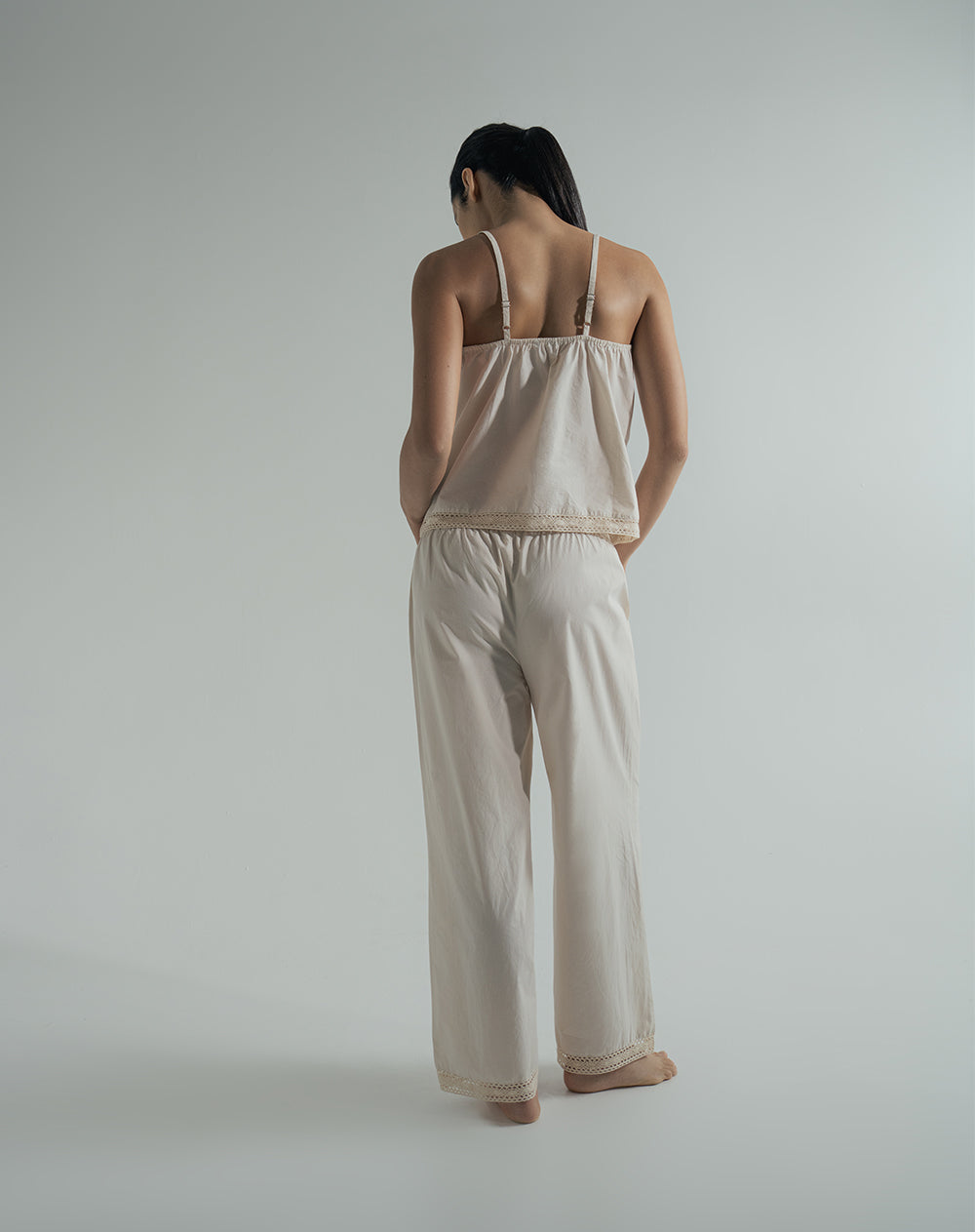 Pantalón relaxed fit tiro alto avena