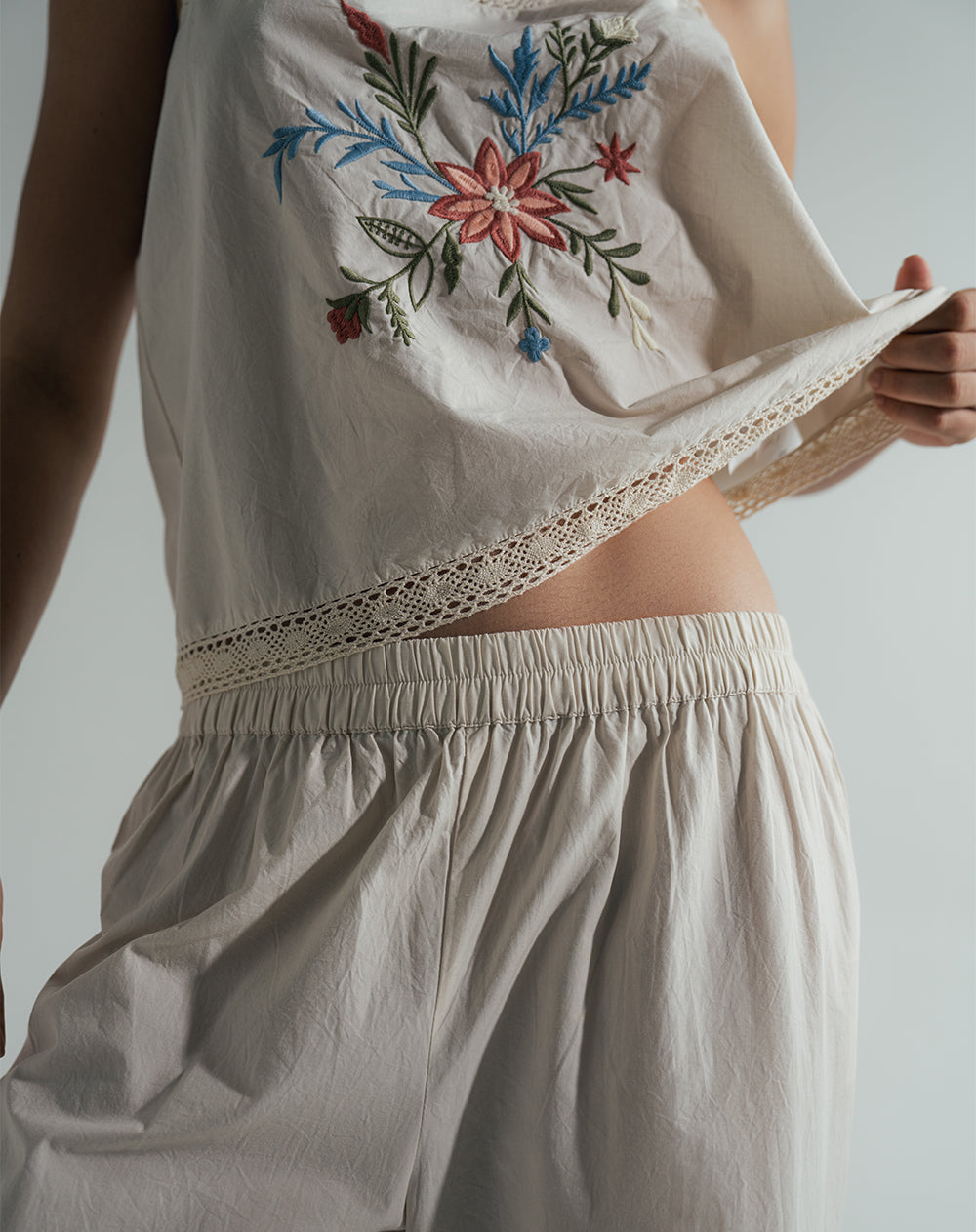 Pantalón relaxed fit tiro alto avena