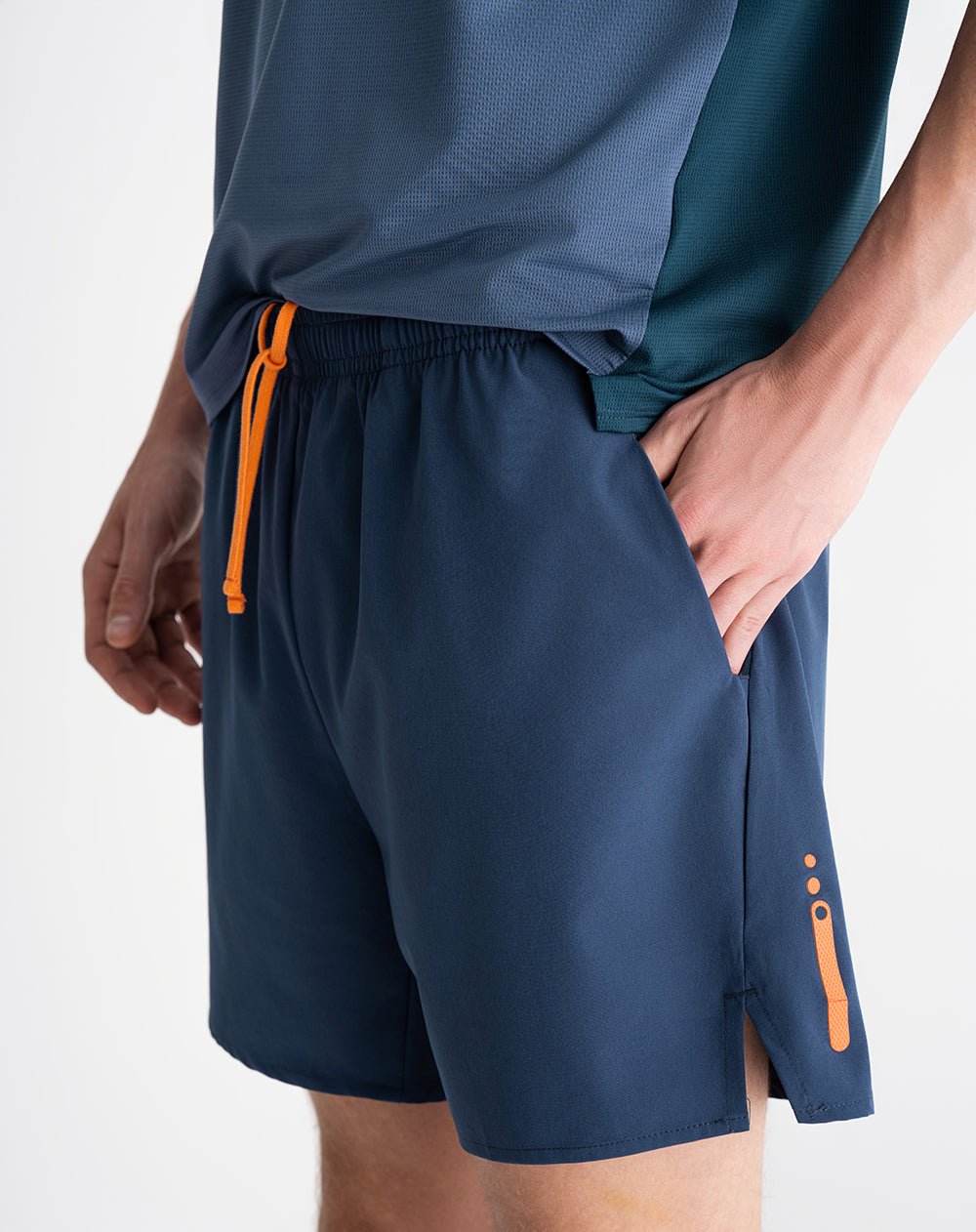 Pantaloneta deportiva con malla interna azul hombre