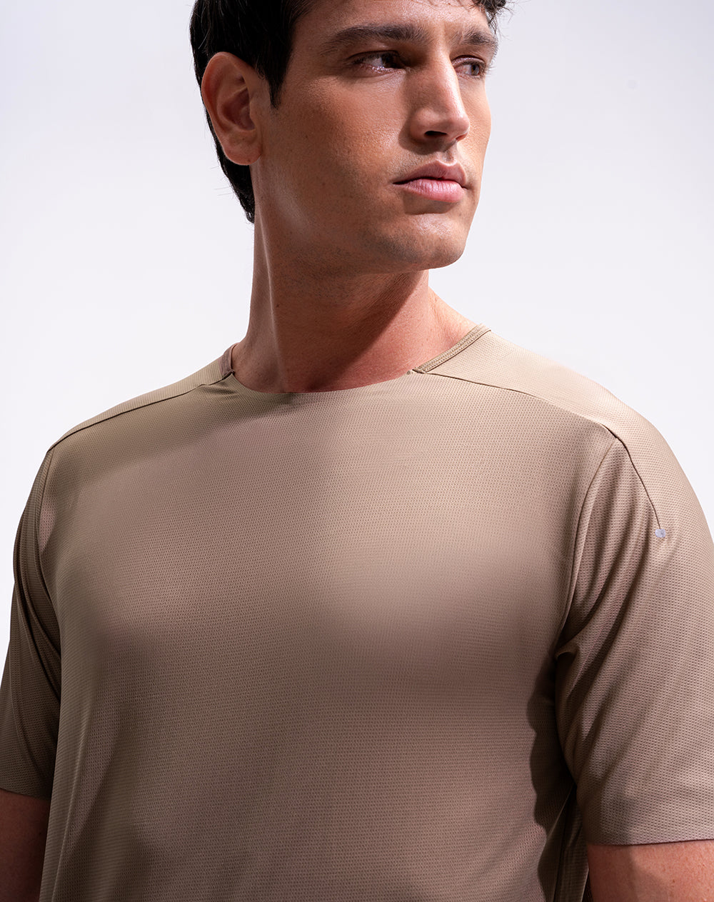 Camiseta deportiva control humedad café hombre