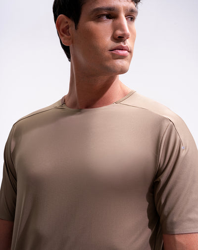 Camiseta deportiva control humedad café hombre