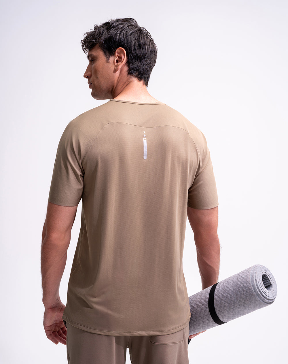 Camiseta deportiva control humedad café hombre