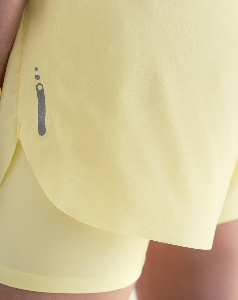 Short deportivo ciclista interno amarillo mujer