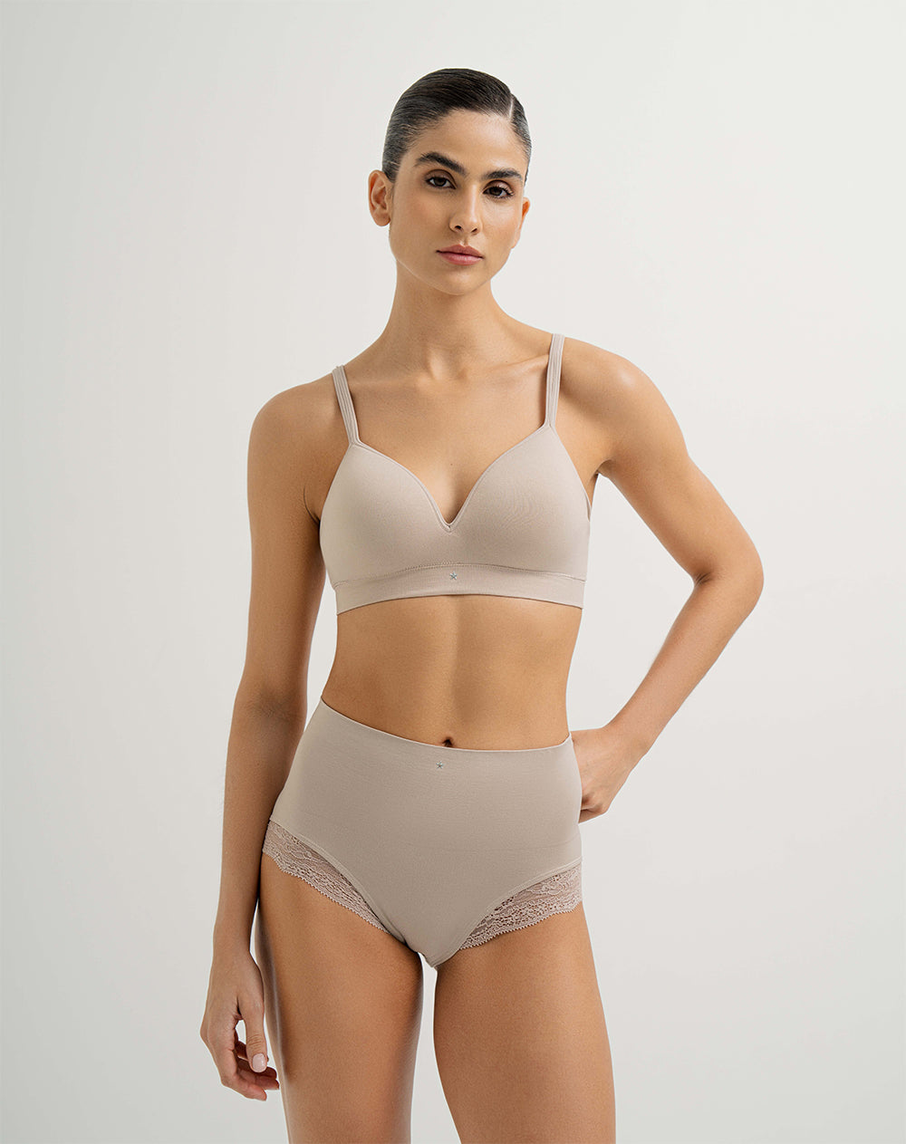 Panty cachetero seamless tiro alto encaje en laterales café