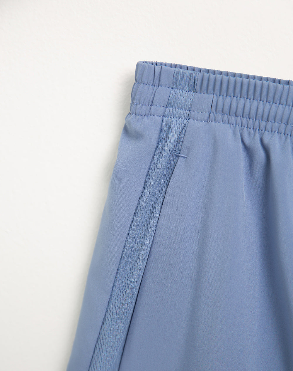 Pantaloneta deportiva con malla interna azul para hombre