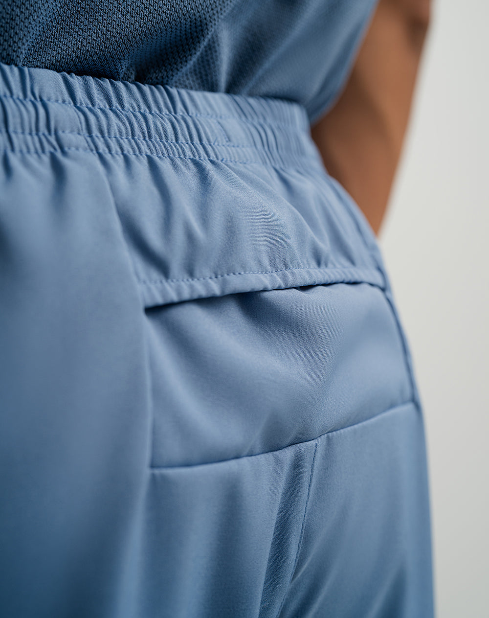 Pantaloneta deportiva con malla interna azul para hombre