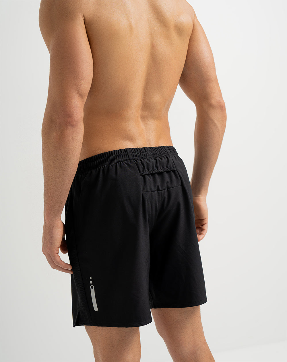 Pantaloneta deportiva con malla interna negra para hombre