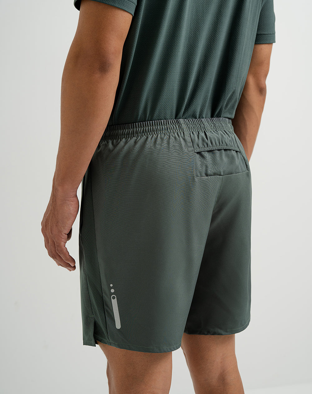 Pantaloneta deportiva con malla interna verde para hombre