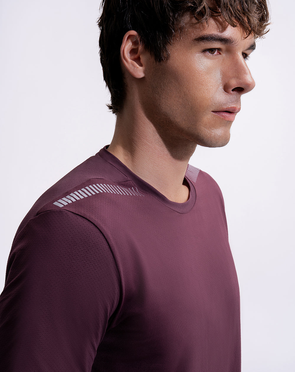 Camiseta deportiva regular manga corta vino tinto hombre
